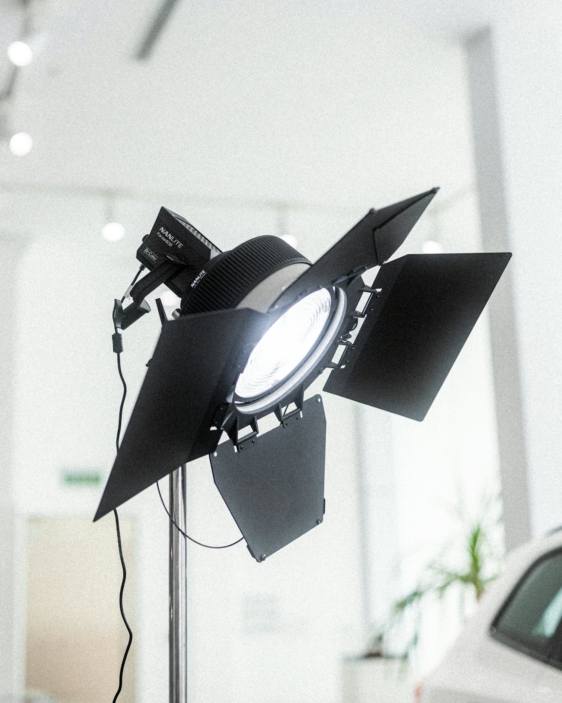 Luce da studio professionale su un treppiede d'argento al chiuso.